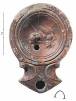 LMP-42754 - Loeschcke IC : lapin à droiteterre cuiteTPQ : 50 - TAQ : 100Lampe moulée, sans anse. Réservoir circulaire de profil tronconique. Bandeau large, plat et horizontal, marli à deux filets et trois sillons. Disque en cuvette ; décorée d'un lapin assis, regardant vers la droite et mangeant des
raisins.. Bec triangulaire à deux volutes se poursuivant sous le bec. Fond plat, dégagé par un sillon ; marque en faible creux, lunule