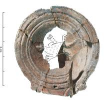 LMP-42761 - Lampe Loeschcke IV : gecko à gauche.terre cuiteTPQ : 10 - TAQ : 70Lampe moulée, sans anse. Réservoir circulaire de profil tronconique, bandeau : étroit, plat et horizontal, marli : deux filets et trois sillons. Disque en profonde cuvette ; décorée d'un gecko à gauche. Bec en ogive à deux volutes se poursuivant sous le bec. Base en anneau plat.