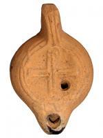 LMP-4597 - Lampe Loeschcke VIII tardive : Croixterre cuiteLampe ronde à court bec. Disque décoré d'une croix grecque. Argile noisette, engobe orange.