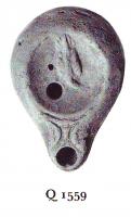 LMP-4779 - Lampe Loeschcke V Aigleterre cuiteLampe ovale à bec en ogive à demi-volutes. Médaillon décoré d'un aigle (motif à l'envers).