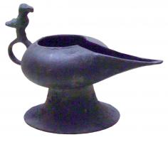 LMP-8006 - LampebronzeTPQ : 1500 - TAQ : 1800Lampe à corps en forme de sphère aplatie, prolongée par un bec triangulaire très pointu; anneau de préhension surmonté d'un oiseau; pied surélevé à piètement évasé.