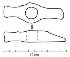 MAR-4002 - MarteauferTPQ : 1 - TAQ : 400Marteau constitué de deux pannes de longueur approximativement symétrique, mais de forme différente, de part et d'autre d'un œil d'emmanchement circulaire ou ovale.