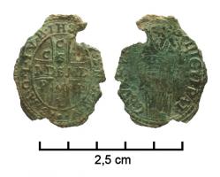 MER-9022 - Médaille religieuse : Saint-BenoîtbronzeMédaillon de forme ovale en fine tôle. Avers : Croix avec inscription dans les branches (N.D.S.M.D., C.S.S.M.L.), entourée des lettres C.S.P.B. et d'une inscription en périphérie (S.M.Q.L.I.V.B., I.H.S. […]). Revers : Saint-Benoît nimbé, debout de face, barbu et vêtu d'une sorte de tunique, entouré d'une inscription (DIC [...] IPAT [...]).

Traduction des inscriptions :
C.S.P.B. : CRVX SANCTI PATRIS BENEDICTI (Croix du Saint Père Benoît)
N.D.S.M.D. : NON DRACO SIT MIHI DVX (le dragon ne doit pas être mon guide)
C.S.S.M.L. : CRVX SACRA SIT MIHI LVX (la croix doit être ma lumière)
I.H.S. : IESVS (monogramme de Jésus)
V.R.S.N.S.M.V. : VADE RETRO SATANAS NVMQVAM SVADE MIHI VANA (Arrière Satan, ne me tente jamais par la vanité)
S.M.Q.L.I.V.B. : SVNT MALA QUAE LIBAS IPSE VENENVM BIBAS (ce que tu offres, ce n'est que le mal, ravale ton poison)