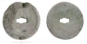 MEU-4001 - Meule rotativepierre, ferMoulin rotatif à bras, en deux parties ; une dormante, aplatie et légèrement conique (meta) ; et un disque épais, plus mince au centre que sur le pourtour, face supérieure plane ou concave, face inférieure toujours conique (catillus) pour s'adapter à la partie fixe du dispositif.