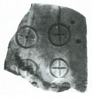 MOU-3001 - Moule : rouellespierreMoule en pierre, bivalve (cales),  creusé d'empreintes de rouelles à 4 rayons et à globules; l'un d'eux a servi à couler une figurine surmontée d'une rouelle à 4 rayons.