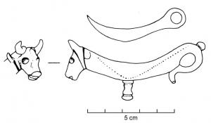 MRF-4002 - Mortier à fardbronzeMortier à fard composé de deux éléments distincts : un mortier en forme de lunule, creux sur la face interne, terminé d'un côté par un anneau ou un bouton  (ou une tête d'anatidé, ou encore de bovidé) et de l'autre par une tête de bovidé; et un broyon en forme de tige recourbée, adapté au profil du mortier, avec un anneau de suspension à une extrémité.