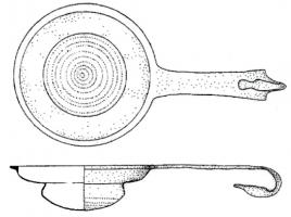 PAS-2002 - PassoirebronzePassoire à manche, constituée d'une vasque à profil fortement caréné, le fond en coque ou en ogive percé de trous formant passoire ; manche plat terminé par un crochet en tête d'anatidé.