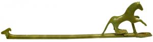 PAS-2006 - Manche de passoirebronzeManche constitué d'une longue tige fine, à terminaison en tête de bélier, qui était fixée de l'autre côté à une partie disparue par deux rivets; une figurine de cheval bondissant d'appuyait sur cette partie manquante.