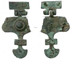 PDH-4002 - Pendant de harnais à charnièrebronzePendant de harnais, suspension à charnière; le corps s'élargit en deux ailettes symétriques, au-dessus d'un étranglement barré par iune plaquette rectangualire; lest en forme d'éventail, filets gravés.