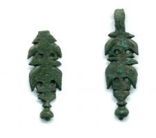 PDH-4042 - Pendant de harnais à crochetbronzePendant allongé, coulé (lest terminal en fome de bulbe d'oignon) se présentant sous la forme d'une feuille très découpée, avec 4 perforations regroupées deux à deux; supension à crochet.
