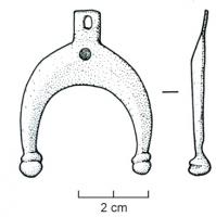 PDH-4067 - Pendant de harnais à anneaubronzePendant en forme de lunule bombée, lisse, ouverte à la base et avec deux extrémités en boutons moulurés; au sommet, plaque percée parallèlele au plan de l'objet, pour la suspension.