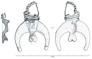 PDH-4112 - Pendant de harnais phalliquebronzeTPQ : -10 - TAQ : 250Pendant coulé, symétrique, composé d'une lunule, pointes en bas, sous un anneau de suspension ; entre les pointes, représentation de parties génitales masculines au repos.