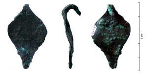 PDH-4131 - Pendant de harnaisbronzeTPQ : 1 - TAQ : 500Pendant de harnais foliacé à crochet.