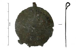PDH-4154 - Pendant à crochet circulairebronzePendant à crochet simple de forme circulaire composé d'une tôle; ligne incisée sur le pourtour du pendant.
