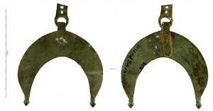 PDH-4157 - pendant de harnais avec anneau et bouclebronzePendant en forme de lunule en tôle plate, lisse, ouverte à la base et avec deux extrémités en boutons moulurés en pointe; au sommet, un anneau rivé retenant un boucle avec deux trous pour la suspension.