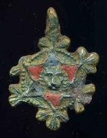 PDH-7104 - Pendant armoriébronzePendant circulaire (grènetis), à 6 appendices en forme de fleurs sur le pourtour ; au centre, tête de lion dans une étoile à six branches