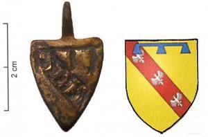 PDH-7117 - Pendant armorié : Lorraine-VaudemontbronzePendant en forme d'écu, suspension sommitale : d'or, à la bande de gueules, chargée de 3 alérions d'argent, au lambel d'azur.