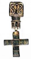 PDH-9020 - Annelet volantbronzePendant en forme de croix latine, articulée sur une attache carrée marquée d'un arbre, sur fond guilloché.
