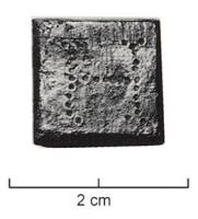 PDM-5030 - Poids quadrangulaire : H (8 scrupuli)bronzePlaque épaisse, de forme carrée, marquée sur une face de la lettre H, soit 48 [scrupuli ?].
