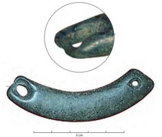 PDQ-0001 - Pendeloque arciformepierrePendeloque obtenue à partir d'un fragment de bracelet en pierre polie, dont les deux extrémités sont percées pour la suspension.