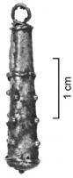 PDT-4001 - PendentiforTPQ : 1 - TAQ : 200Pendentif creux, représentant une massue d'Hercule, suspendue à un anneau; la partie supérieure est lisse, la partie inférieure renflée et couverte de globules figurant les nœuds (parfois entourés de fils d'or).