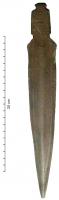 PGD-1020 - Poignard à soie encochéebronzeLong poignard à poignée encochée; le sommet de la lame est marqué par deux profondes encoches, surmontées par une poignée rectangulaire.