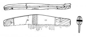 PGN-5007 - Peigne (Ashby 2c)osPeigne composé d'une rangée de dents, taillées dans des éléments plats juxtaposés, fixée à l'aide de rivets de fer entre deux barres arquées en os, alignées sur le dos et formant un arceau adouci avec un apex central ; décor d'incisions. Longueur du peigne, env. 150 mm.