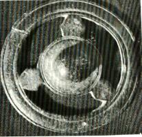 PHH-4004 - Phalère de harnaisbronzePhalère dont l'ombilique hémisphérique central est relié au cadre par trois éléments circulaires.