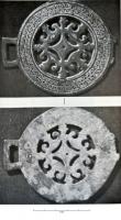 PHH-4009 - PhalèrebronzePhalère circulaire dont le décor central consiste en un losange percé en son centre d'un petit orifice s'allongeant en croix fleuronnée ; quatre peltes sont inscrites dans les branches de la croix ; décor damasquiné.