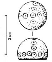 PIO-4037 - Pion de jeuosPion tourné, épais, à surface supérieure bombée, dont le volume s'apparente à une sphère tronquée; décor de cercles oculés; face inférieure plane.
