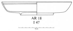PLA-4030 - Plat AR 18verreTPQ : 1 - TAQ : 300Plat à bord oblique, cannelures internes meulées soulignant l'ouverture ; transition douce entre la paroi et le fond, pied annulaire.
