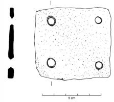PMT-6001 - Plaquette de tissageosPlaque en os de forme carrée, dont les quatre coins sont perforés. Une face peut être décorée.