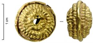 PRL-2011 - PerleorPerle creuse formée de deux coques serties ; décor de cercles concentriques perlés disposés en gradins ; trous aux pôles pour le passage d'un lien.