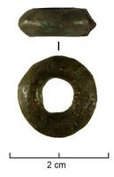 PRL-3548 - Perle annulaire gracile : uniebronzeTPQ : -200 - TAQ : -30Perle annulaire gracile dont le vide central montre un diamètre supérieur au diamètre de la section (D. perforation > D. section) ; arête et parfois côte longitudinale.