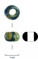 PRL-3576 - Perle annulaire massive : décor d'yeuxverrePerle annulaire massive (D. perforation < D. section) en verre coloré bleu opaque ; décor d'yeux jaunes, bleus, blancs et bleus (de l'extérieur vers l'intérieur).