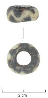 PRL-5035 - Perle annulaire à décor de filet blanc rapportéverrePerle annulaire en verre noir opaque dont la surface extérieure est décorée d'un filet blanc opaque rapporté disposé en forme de vague plus ou moins régulière.