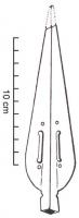 PTL-1035 - Pointe de lance à ailerons ajourés : type à ajours multiplesbronzePöinte de lande de taille moyenne. La partie libre de la douille est courte. Sa section peut être losangique, exagonale ou encore octogonale. Sur la partie la plus large des ailerons, se situent de part et d'autre de la douille des ajours multiples circulaires, en 