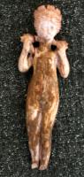 QNL-4018 - Quenouille : VénusosTige rectiligne, terminée d'un côté par un anneau de la taille d'un doigt, de l'autre par une figurine de Vénus nue, tenant de ses mains relevées deux mèches de ses cheveux.