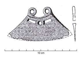 RSR-2008 - Rasoir à simple tranchant : type Feldkirch bronzeRasoir à simple tranchant à lame sub-trapézoïdale, tranchant et dos légèrement arqués; la lame présente le long du dos deux ajours rectangulaires allongés, séparés par un ajour central circulaire. Deux anneaux sont accolés aux extrémités du dos.