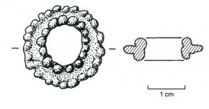 RUL-3002 - Rouelle à nodositésbronzeSimple anneau coulé, dont le pourtour et le bord interne sont couverts de nodosités en relief.