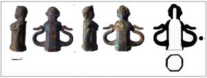 SCH-4024 - Suspension de caisse de char : bustebronzeTPQ : 300 - TAQ : 400Suspension à douille, constituée d'une robuste douille hexagonale, en forme d'autel, décoré à la base d’une moulure saillante, au sommet duquel un buste féminin drapé et diadémé émerge d’un fleuron (Junon ? Léda ?). Cette pièce technique est pourvue de deux anses en 