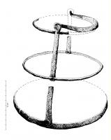 SEA-5001 - SeauferArmature en fer constituée de trois cercles en tôle de fer de diamètres décroissants et de deux bandes verticales avec anneaux pour la suspension de l'anse.