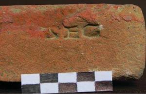 SIG-4078 - Empreinte antique de signaculum métallique sur brique : SECterre cuiteBrique marquée sur la tranche à l’aide d’un signaculum métallique (?) : sans cadre, SEC (lettres en creux).