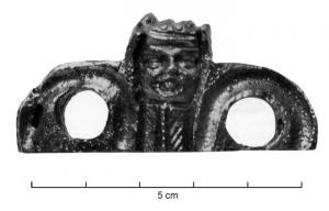 SIT-3030 - Situle campaniformebronzeSitule campaniforme, à deux anses libres fixées par des attaches posées sur la lèvre du vase : chaque attache comporte deux orifices sirculaires symétriques, séparés par un masque humain posé sur une palme.