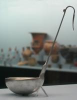 SPL-2007 - SimpulumargentLouche à vasque en calotte de sphère, prolongée d'un côté par un manche plat, oblique, terminé par un crochet de suspension en forme de tête d'anatidé.