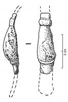 SPL-3002 - Simpulum italique à manche vertical, anatidébronzeSimpulum tardo-républicain, caractérisé par une vasque le plus souvent profonde, approximativement hémisphérique, à lèvre épaissie et souvent un bord aplati (une variante à vasque aplatie est également très répandue); deux ergots marquent le départ du manche, plat et cannelé; le sommet est pourvu d'ergots latéraux et se termine en crochet représentant une tête d'anatidé.