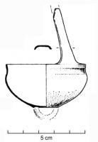 SPL-4011 - Simpulum de type AislingenbronzeSimpulum à fond arrondi (marqué d'un petit cercle), manche vertical, terminaison inconnue (passoire ?); vasque hémisphérique marquée, au bord, d'un bandeau concave.