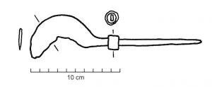 SRP-4015 - Serpette à soieferSerpette équipée d'une lame de largeur constante, courbée vers la pointe; fixation à soie, placée dans l'axe du dos ou à mi-hauteur de la lame. Une large virole protégeait le manche de l'éclatement au contact de la lame.