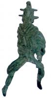 STE-4038 - Statuette : HeliosbronzeStatuette en bronze représentant Hélios, la tête entourée de rayons, vêtu d'un manteau et assis sur une monture disparue.