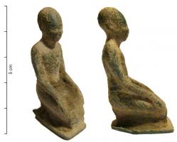 STE-4140 - Statuette : personnage égyptien assisbronzePersonnage à genoux, les deux mains posées sur les cuisses; le crâne étiré vers le haut semble rasé; la figurine a été coulée avec une plaque rectangulaire formant socle.